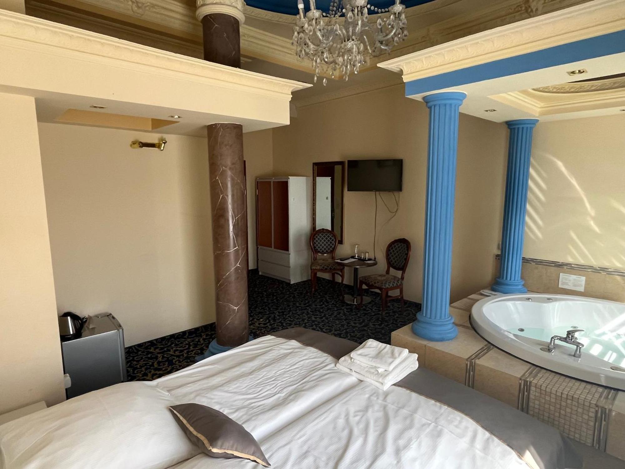 Hotel Venecia Palace Michałowice エクステリア 写真