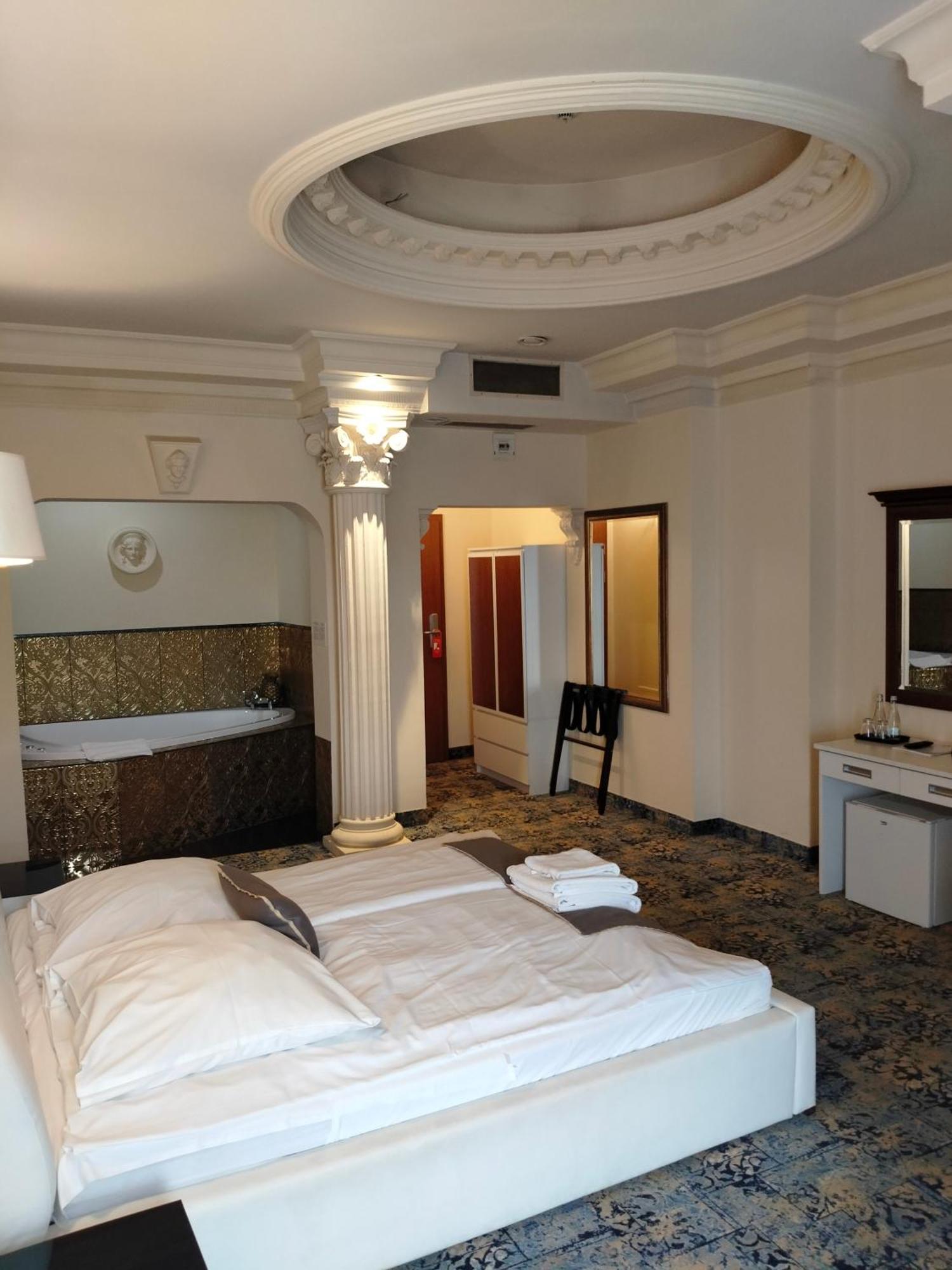 Hotel Venecia Palace Michałowice エクステリア 写真
