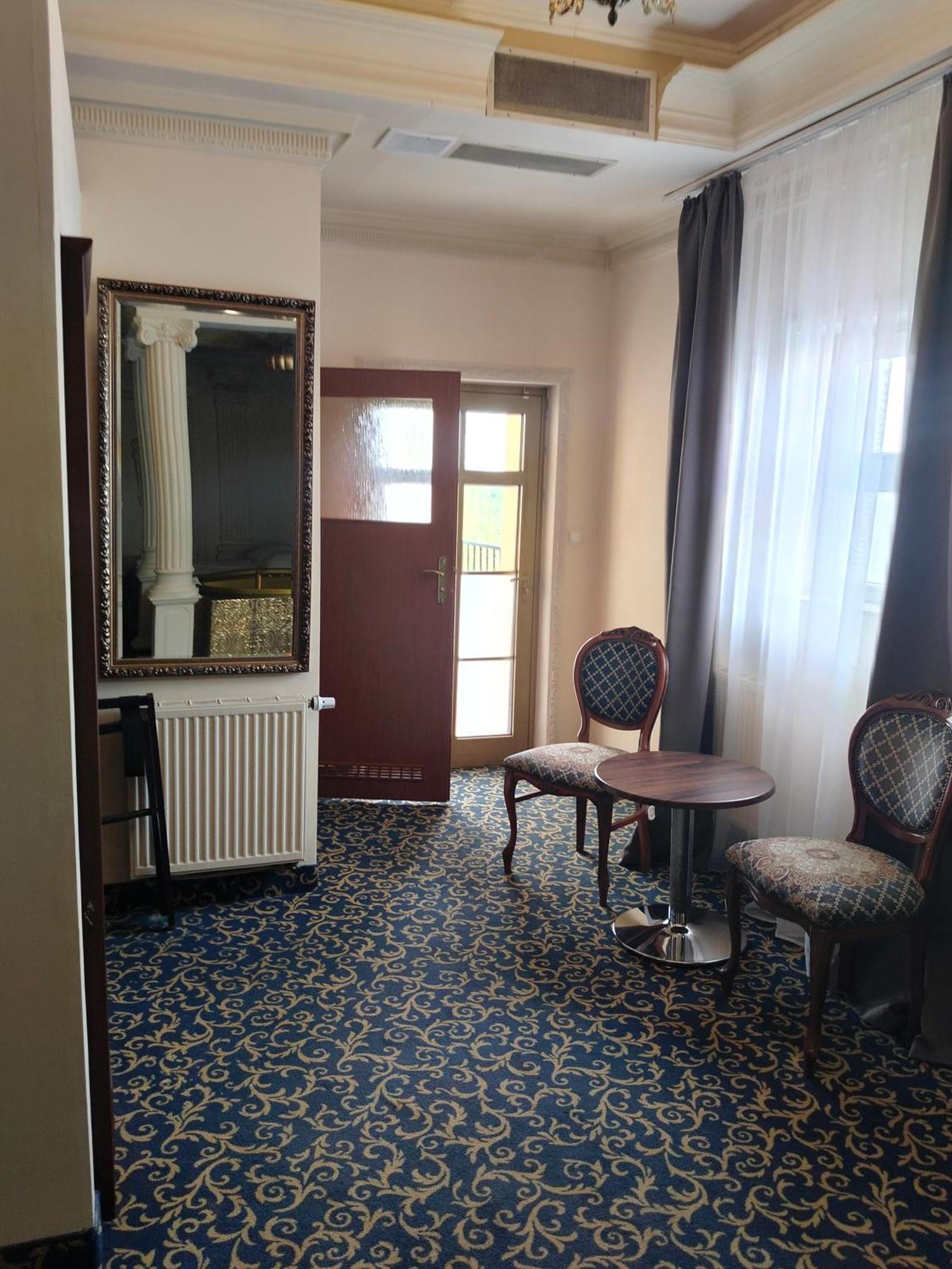 Hotel Venecia Palace Michałowice エクステリア 写真