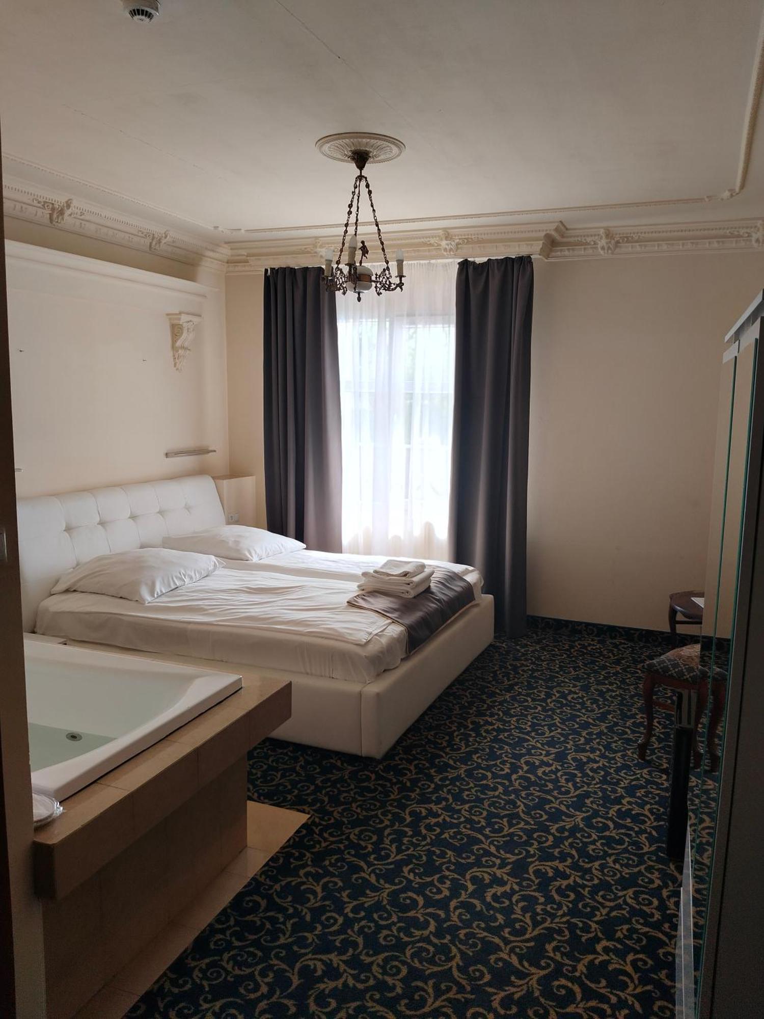 Hotel Venecia Palace Michałowice エクステリア 写真
